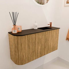 JOYA 81,6cm toiletmeubel ronding links kleur Oak. Wastafel FAYE positie Rechts 1 kraangat kleur Urban.