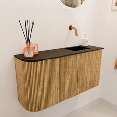 JOYA 81,6cm toiletmeubel ronding links kleur Oak. Wastafel FAYE positie Rechts Zonder kraangat kleur Urban.