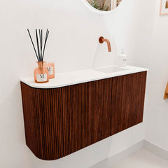 JOYA 81,6cm toiletmeubel ronding links kleur Ruby. Wastafel FAYE positie Rechts Zonder kraangat kleur Talc.