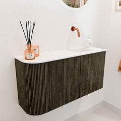 JOYA 81,6cm toiletmeubel ronding links kleur Shadow. Wastafel FAYE positie Rechts Zonder kraangat kleur Talc.