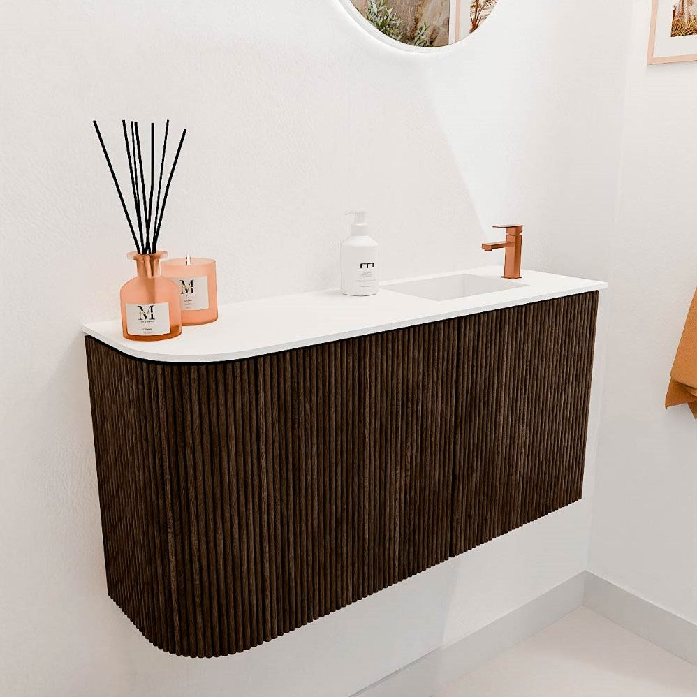 JOYA 81,6cm toiletmeubel ronding links kleur Walnut. Wastafel FAYE positie Rechts 1 kraangat kleur Talc.