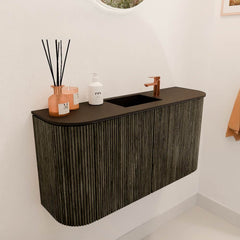 JOYA 83,2cm toiletmeubel ronding links + rechts kleur Shadow. Wastafel FAYE positie Midden 1 kraangat kleur Urban.