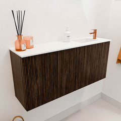 JOYA 90cm toiletmeubel kleur Walnut. Wastafel FAYE positie Rechts 1 kraangat kleur Talc.