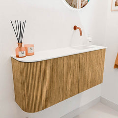 JOYA 91,6cm toiletmeubel ronding links kleur Oak. Wastafel FAYE positie Rechts Zonder kraangat kleur Talc.