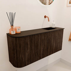 JOYA 91,6cm toiletmeubel ronding links kleur Walnut. Wastafel FAYE positie Rechts Zonder kraangat kleur Urban.
