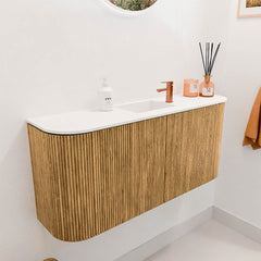 JOYA 93,2cm toiletmeubel ronding links + rechts kleur Oak. Wastafel FAYE positie Midden 1 kraangat kleur Talc.
