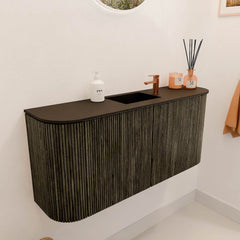 JOYA 93,2cm toiletmeubel ronding links + rechts kleur Shadow. Wastafel FAYE positie Midden 1 kraangat kleur Urban.