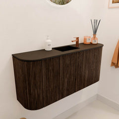 JOYA 93,2cm toiletmeubel ronding links + rechts kleur Walnut. Wastafel FAYE positie Midden 1 kraangat kleur Urban.