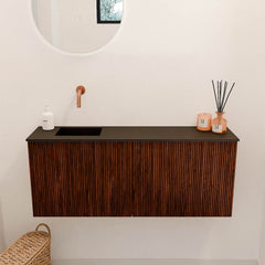JOYA 100cm toiletmeubel kleur Ruby. Wastafel FAYE positie Links Zonder kraangat kleur Urban.