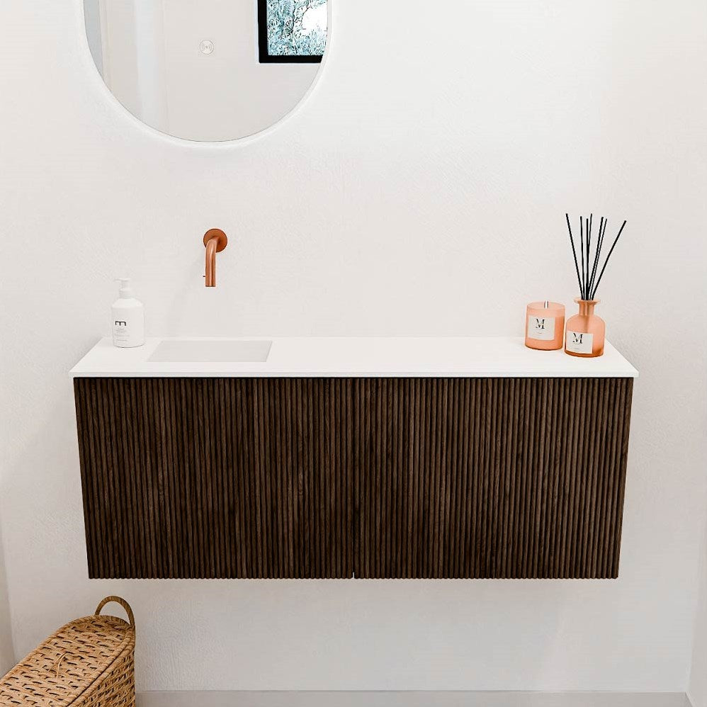 JOYA 100cm toiletmeubel kleur Walnut. Wastafel FAYE positie Links Zonder kraangat kleur Talc.