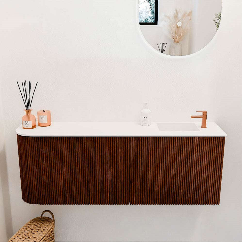 JOYA 111,6cm toiletmeubel ronding links kleur Ruby. Wastafel FAYE positie Rechts 1 kraangat kleur Talc.