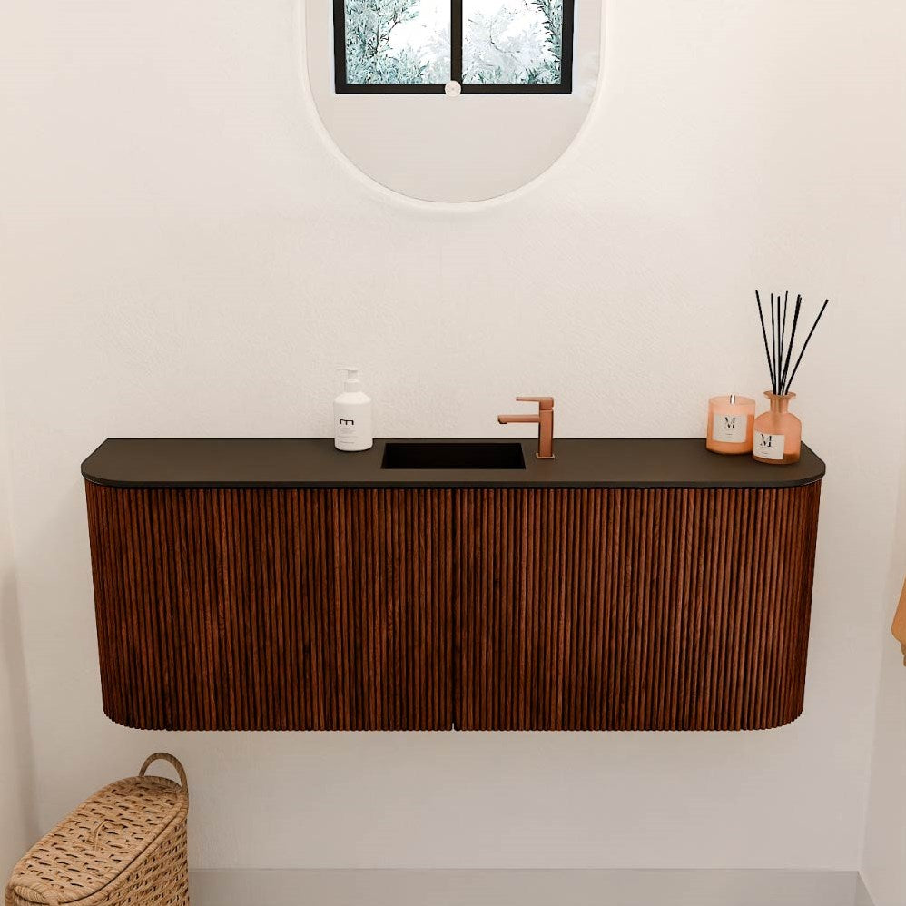 JOYA 113,2cm toiletmeubel ronding links + rechts kleur Ruby. Wastafel FAYE positie Midden 1 kraangat kleur Urban.