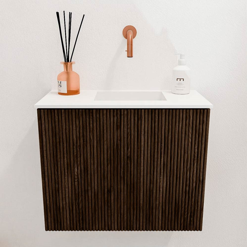 JOYA 50cm toiletmeubel kleur Walnut. Wastafel FAYE positie Rechts Zonder kraangat kleur Talc.
