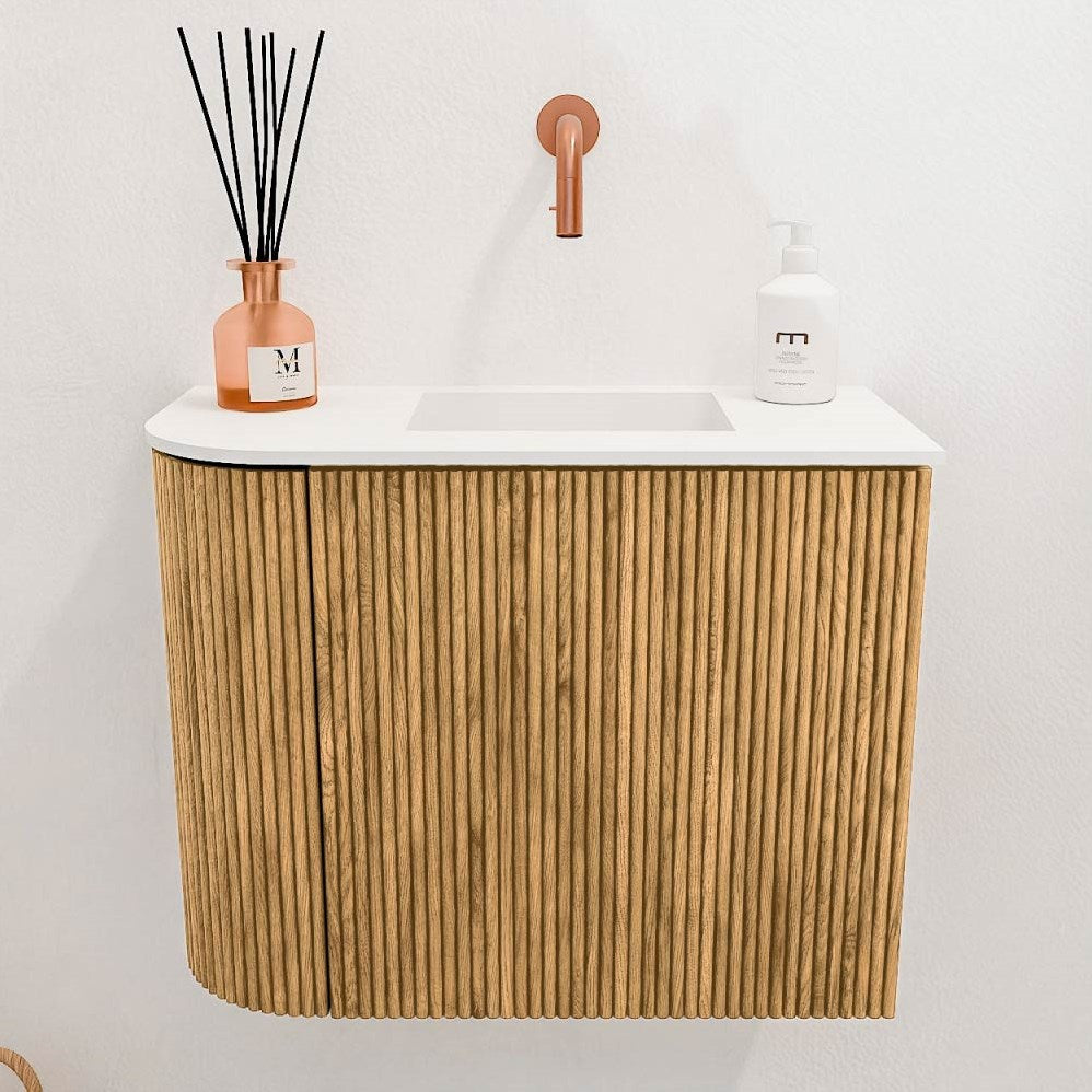 JOYA 51,6cm toiletmeubel ronding links kleur Oak. Wastafel FAYE positie Rechts Zonder kraangat kleur Talc.