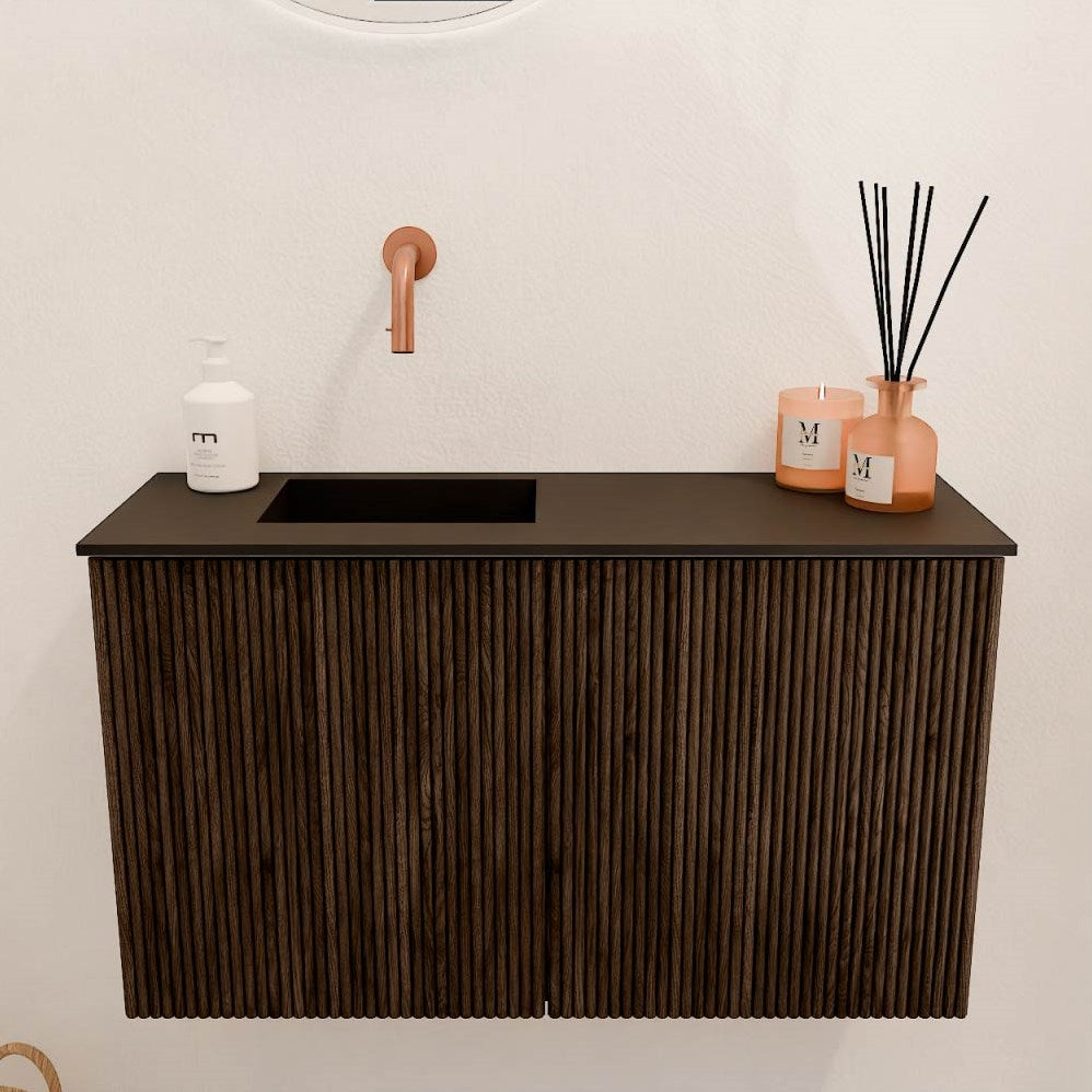 JOYA 70cm toiletmeubel kleur Walnut. Wastafel FAYE positie Links Zonder kraangat kleur Urban.