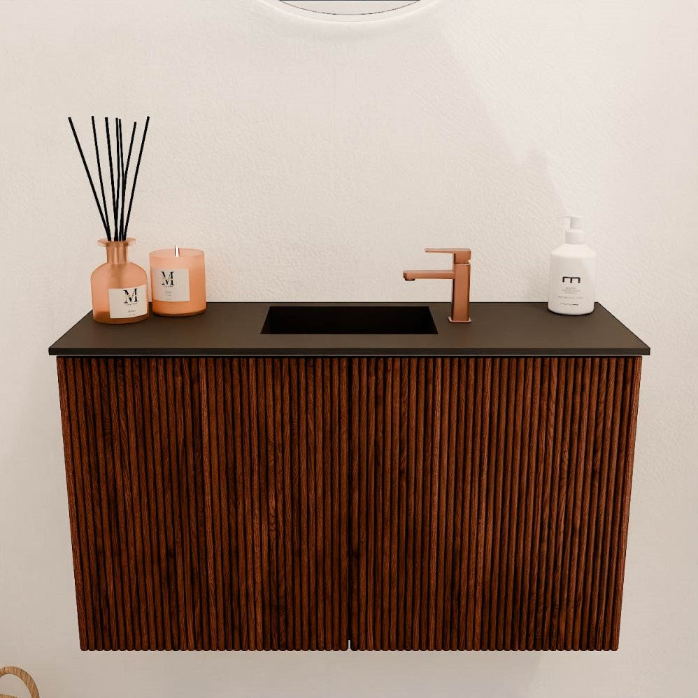JOYA 70cm toiletmeubel kleur Ruby. Wastafel FAYE positie Midden 1 kraangat kleur Urban.