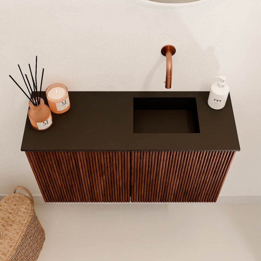 JOYA 70cm toiletmeubel kleur Ruby. Wastafel FAYE positie Rechts Zonder kraangat kleur Urban.