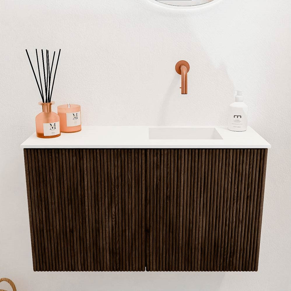 JOYA 70cm toiletmeubel kleur Walnut. Wastafel FAYE positie Midden Zonder kraangat kleur Urban.