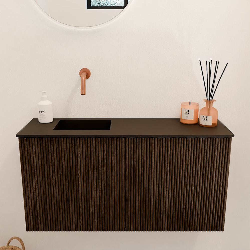 JOYA 80cm toiletmeubel kleur Walnut. Wastafel FAYE positie Links Zonder kraangat kleur Urban.