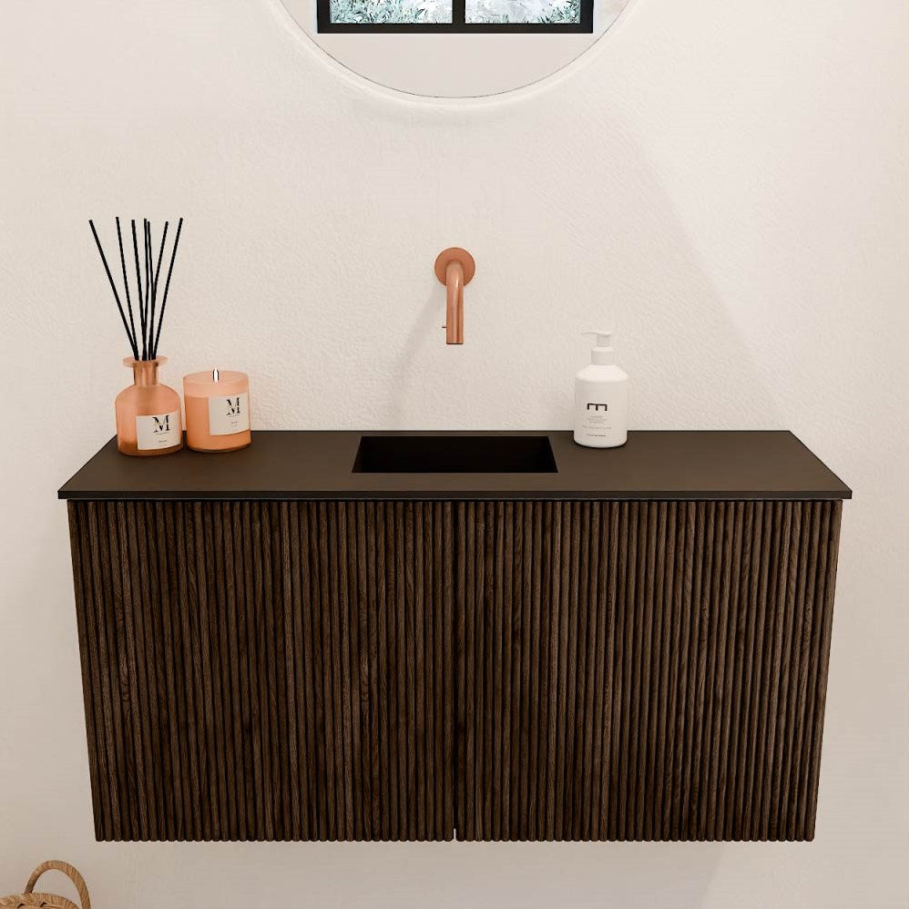 JOYA 80cm toiletmeubel kleur Walnut. Wastafel FAYE positie Midden Zonder kraangat kleur Urban.