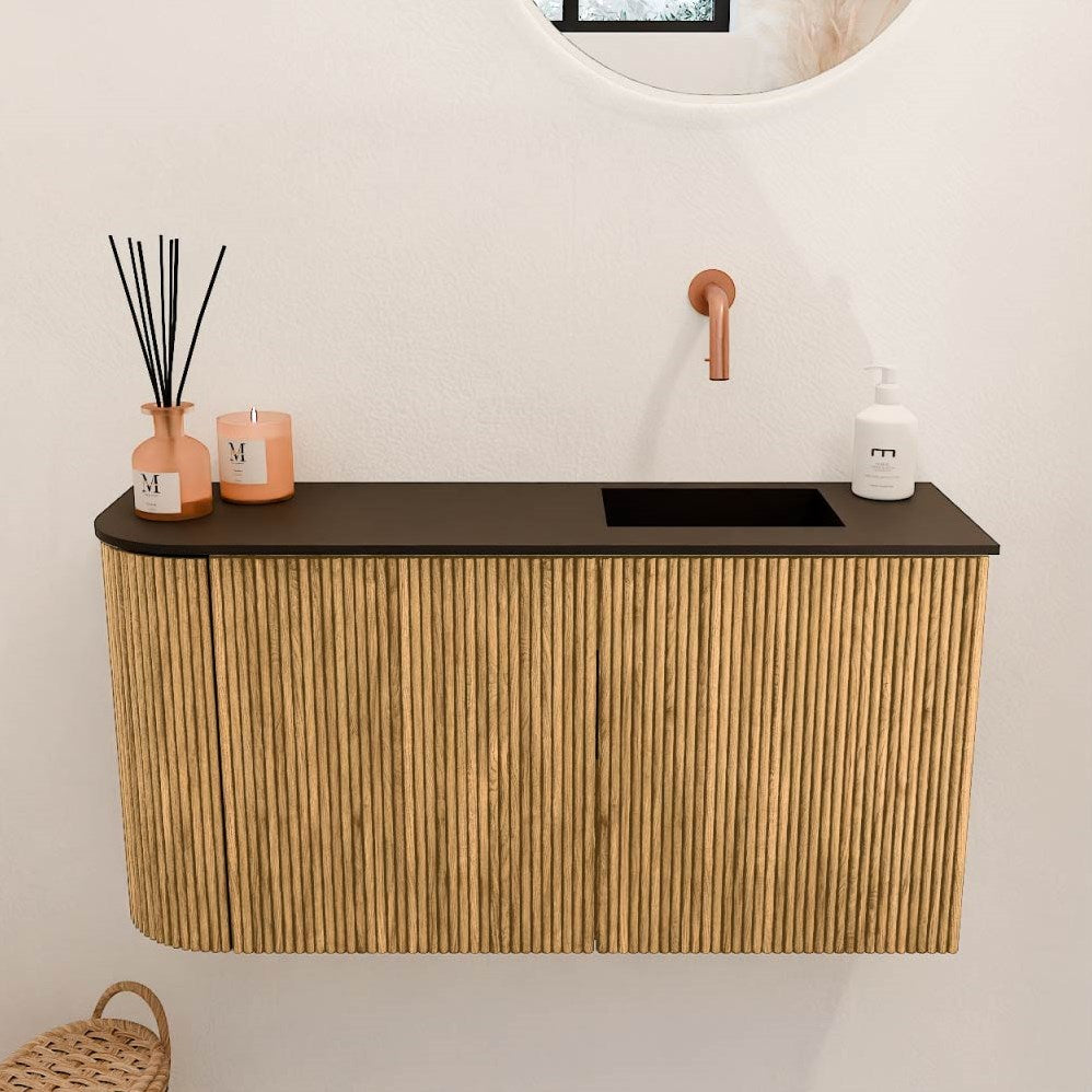 JOYA 81,6cm toiletmeubel ronding links kleur Oak. Wastafel FAYE positie Rechts Zonder kraangat kleur Urban.
