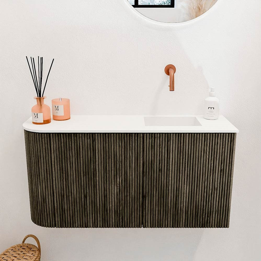 JOYA 81,6cm toiletmeubel ronding links kleur Shadow. Wastafel FAYE positie Rechts Zonder kraangat kleur Talc.