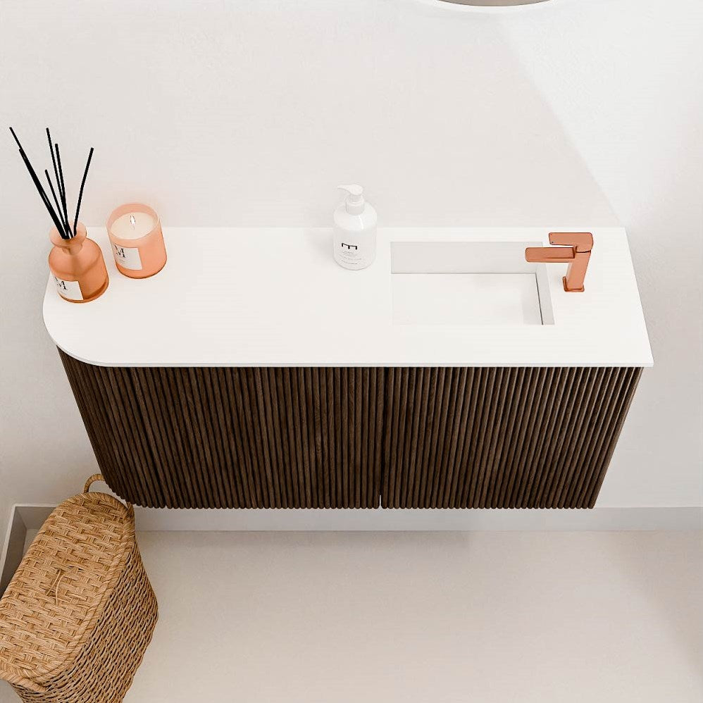 JOYA 81,6cm toiletmeubel ronding links kleur Walnut. Wastafel FAYE positie Rechts 1 kraangat kleur Talc.
